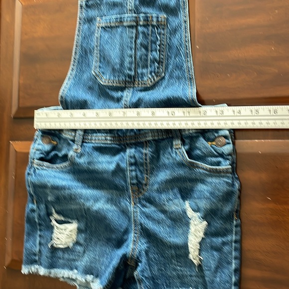 Girls size large 10/12 cat & Jack distressed blue Jean short overalls - Picture 4 of 8